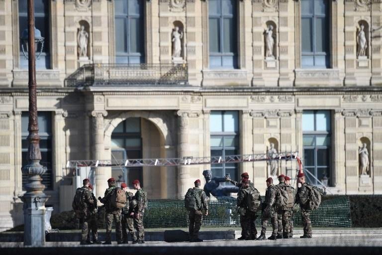 Atacante do Louvre disse ter nascido no Egito ao solicitar visto, dizem investigadores