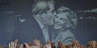 Fotografia em preto e branco de Lula e Marisa ilustrou velório da ex-primeira-dama