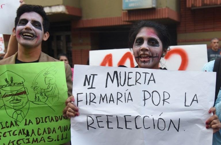 Manifestantes disfar&ccedil;ados de zumbis protestaram no Paraguai