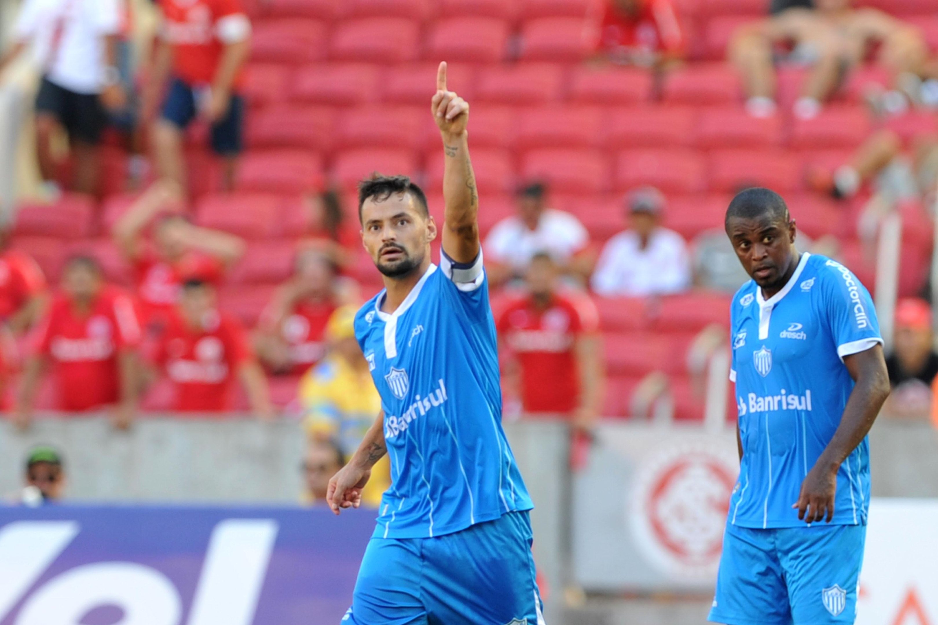 Colorado jogou mal no primeiro tempo e apenas descontou para 2 a 1 na etapa final
