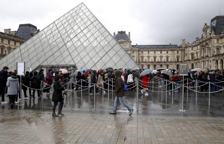 Turistas fizeram fila na reabertura do museu que abriga algumas das principais obras de arte do mundo