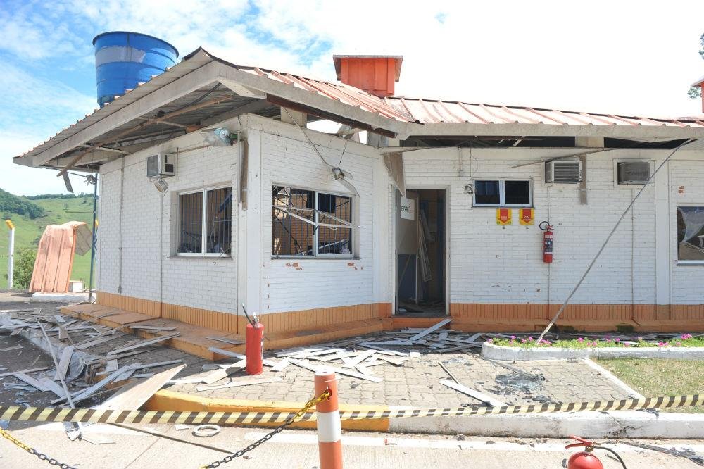 Ped&aacute;gio ficou bastante avariado ap&oacute;s explos&atilde;o de um cofre