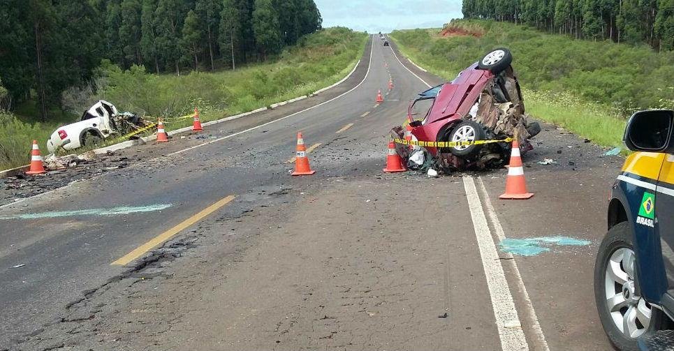 Saveiro foi arremessada para fora da estrada com a viol&ecirc;ncia do choque