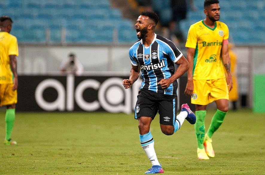 Fernandinho ser&aacute; reavaliado ap&oacute;s sentir dores no tornozelo 
