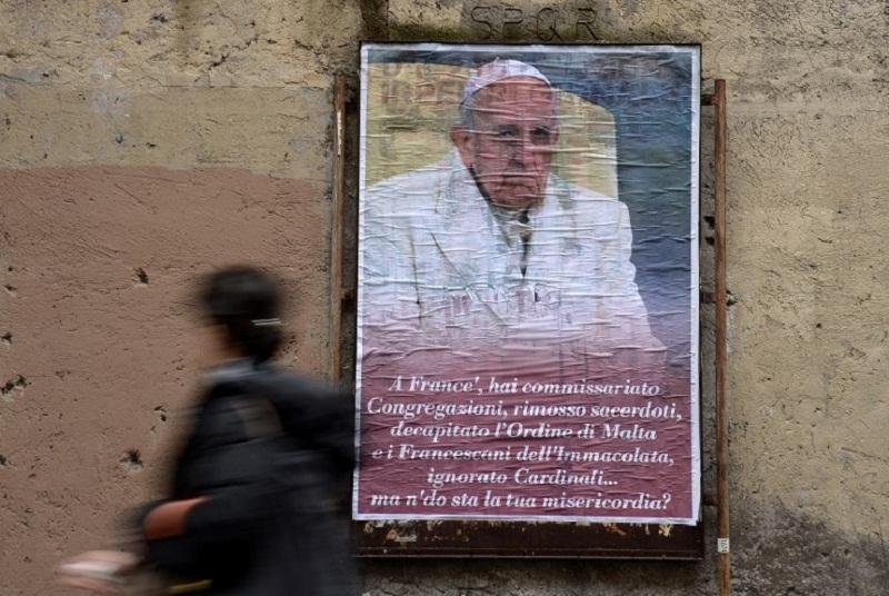 Pol&iacute;cia investiga campanha com cartazes contra papa Francisco em Roma