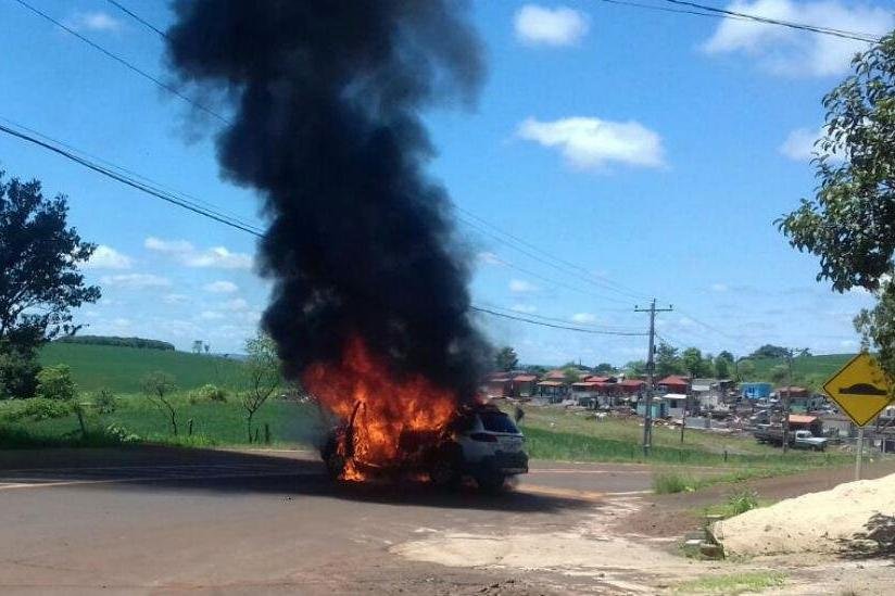Grupo de pelo menos oito bandidos atacou duas ag&ecirc;ncias banc&aacute;rias e queimou viatura 