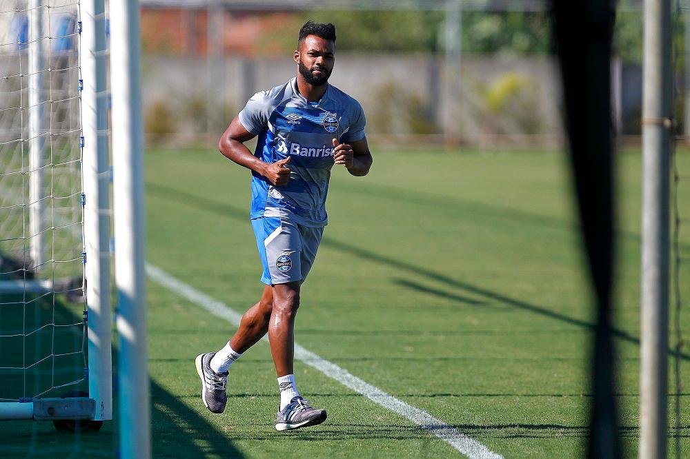 Fernandinho treina normalmente e deve enfrentar Flamengo