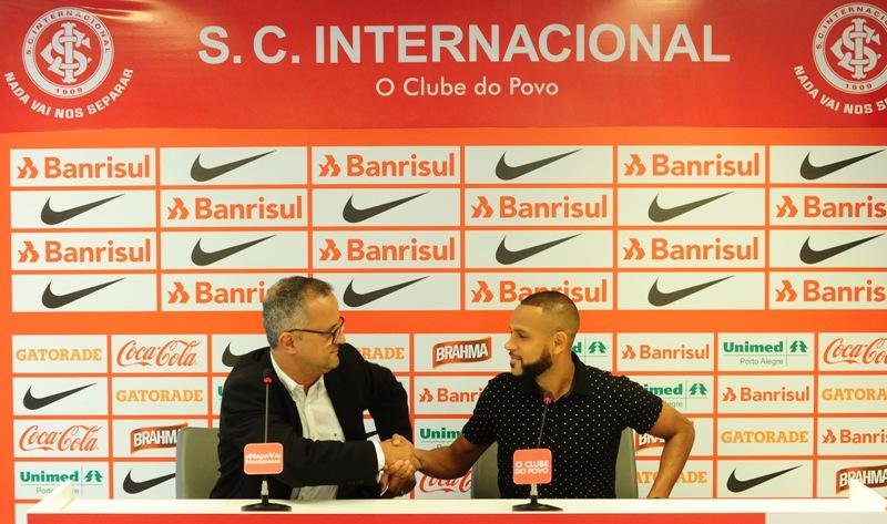 Carlinhos est&aacute; liberado para estrear pelo Inter