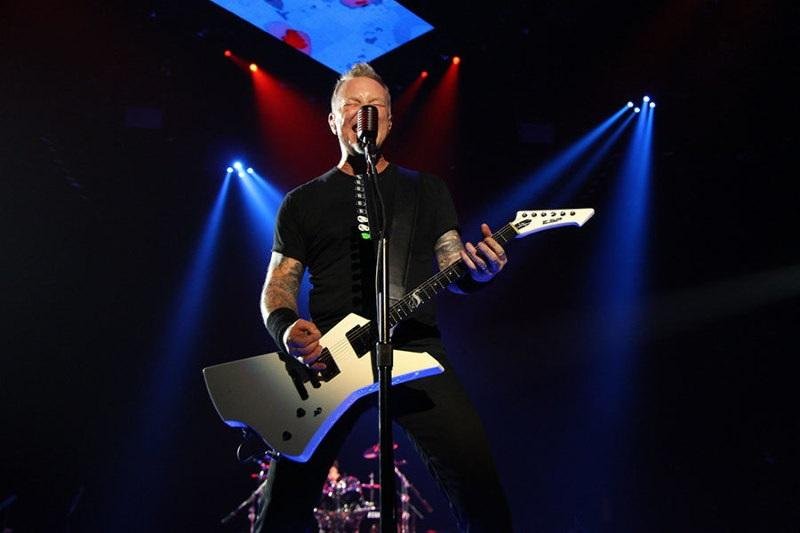 Frontman deixou palco de show no s&aacute;bado ap&oacute;s problemas vocais