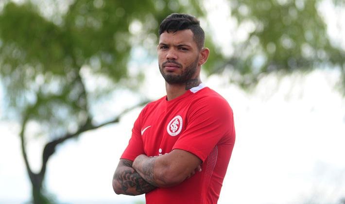 Inter anunciou a contrata&ccedil;&atilde;o do atacante Carlos