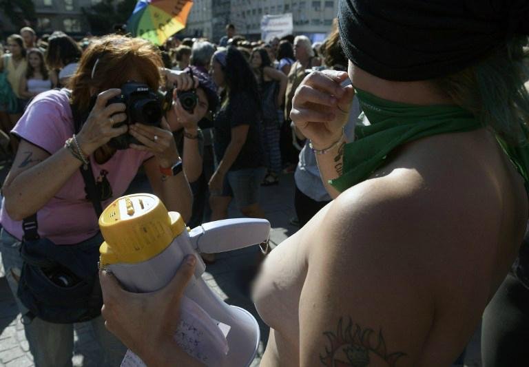 Centenas de mulheres fazem manifesta&ccedil;&atilde;o a favor do "topless" na praia
