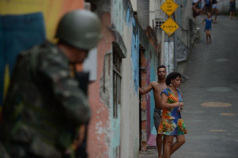 Por meio de suas fam&iacute;lias, policiais tentam negociar com o governo a volta ao trabalho