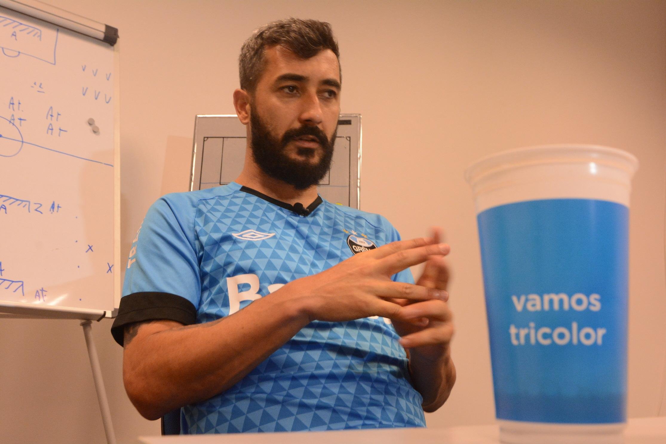 Odorico Roman afirma que Gr&ecirc;mio pode ir ao mercado com les&atilde;o de Douglas