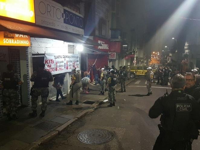 Opera&ccedil;&atilde;o em bar de Porto Alegre apreende 32 adolescentes 