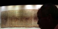 Os manuscritos são um conjunto de quase mil pergaminhos, principalmente em hebraico, mas também em aramaico e grego