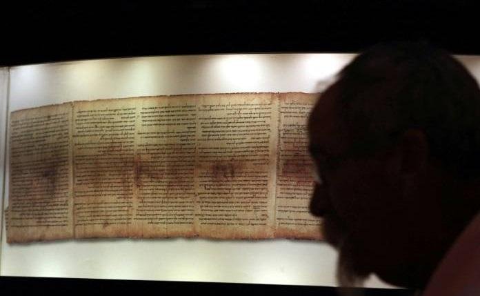 Os manuscritos s&atilde;o um conjunto de quase mil pergaminhos, principalmente em hebraico, mas tamb&eacute;m em aramaico e grego