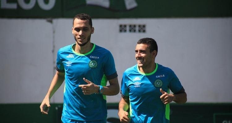 Neto e Alan Ruschel t&ecirc;m feito trabalhos f&iacute;sicos no gramado e apresentam condi&ccedil;&otilde;es surpreendentes de recupera&ccedil;&atilde;o