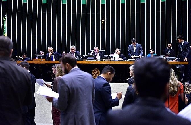 Deputados organizam um novo projeto de lei para garantir absolvi&ccedil;&atilde;o ao crime de caixa 2