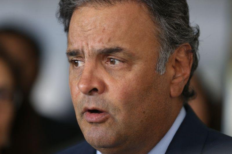 A&eacute;cio Neves estava acompanhado de uma pessoa e de dois pilotos da aeronave no momento do incidente