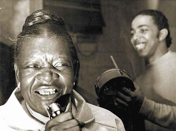 Clementina de Jesus frequentava as rodas da Portela e da Mangueira, mas s&oacute; come&ccedil;ou a carreira profissional com mais de 60 anos