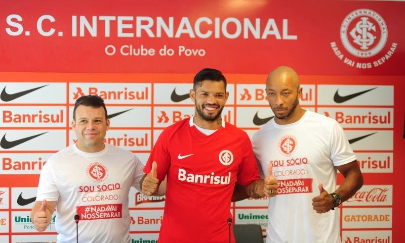 Carlos est&aacute; liberado para estrear pelo Inter