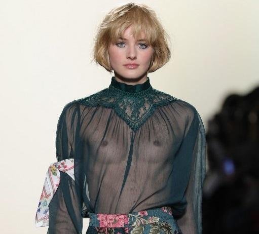 Modelos da Tadashi Shoji desfilaram com o acess&oacute;rios e com roupas que mostram a liberdade feminina	