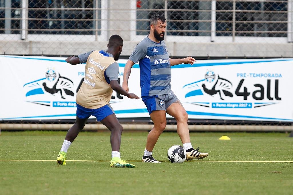 Renato ainda busca encontrar substituto de Douglas