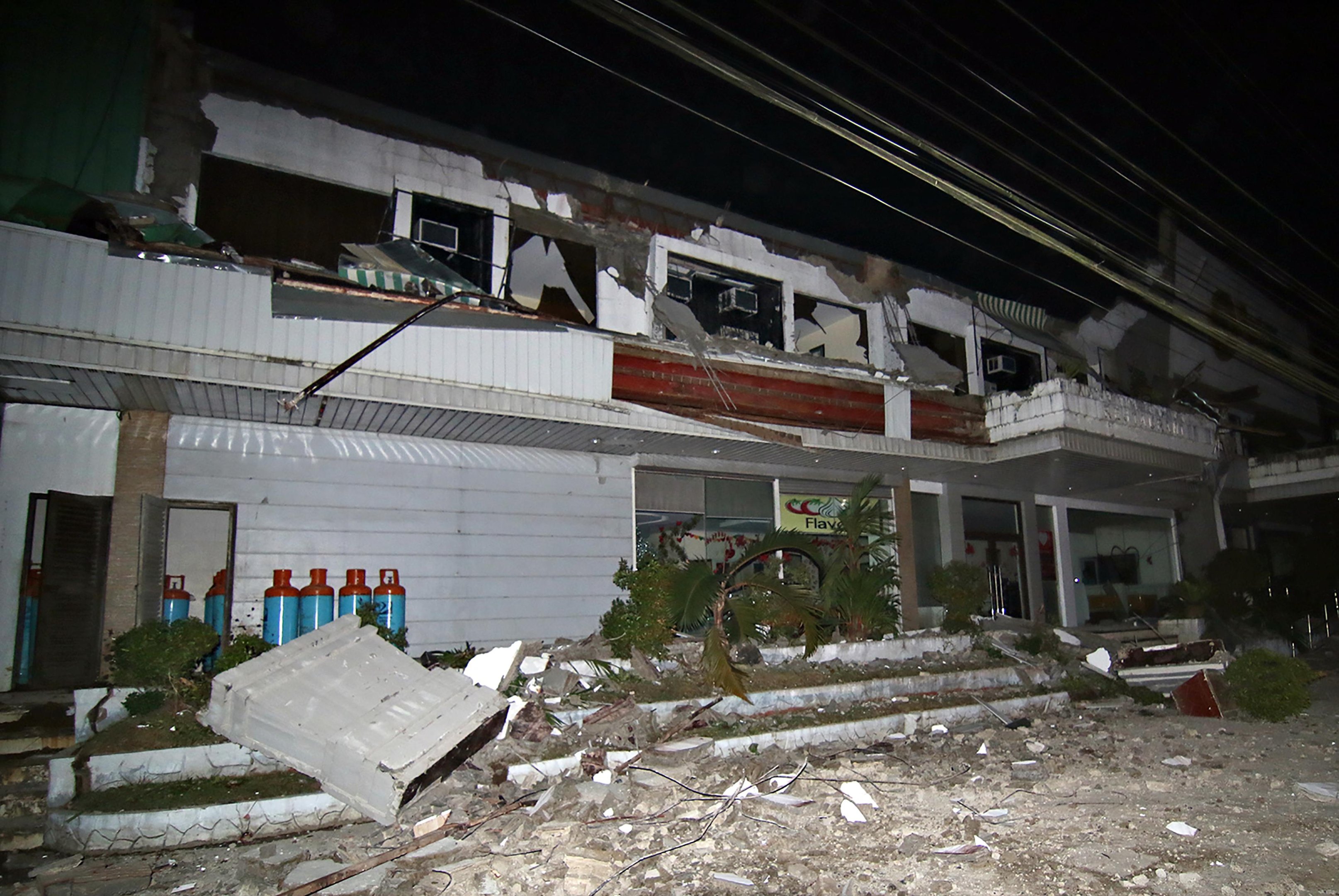 Tremor de 6,5 graus destruiu v&aacute;rias constru&ccedil;&otilde;es e muitas v&iacute;timas podem estar sob escombros