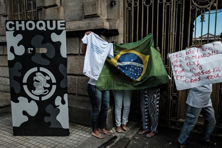 Movimento bloqueia diversas unidades e impede a sa&iacute;da de viaturas