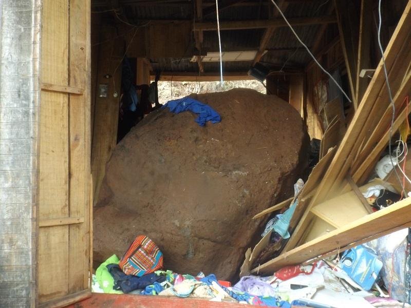 Pedra invadiu resid&ecirc;ncia e matou duas pessoas