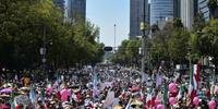 Cerca de 20 mil pessoas participaram na capital Cidade do México