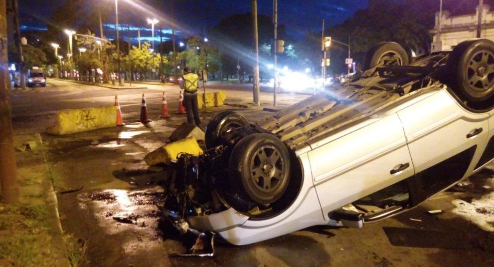 Caminhonete capota no Centro de Porto Alegre 