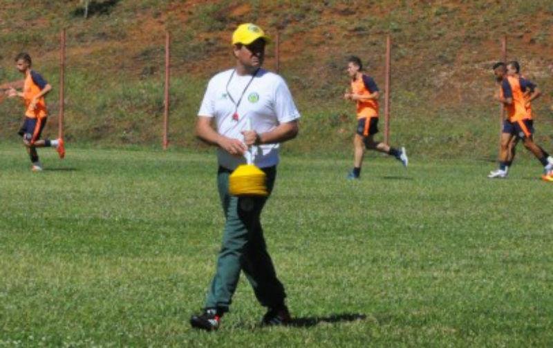 Carlos Moraes foi derrotado ap&oacute;s tr&ecirc;s derrotas em tr&ecirc;s rodadas