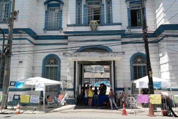 Protesto impede entrada e sa&iacute;da de policiais no Batalh&atilde;o de Choque, no Rio