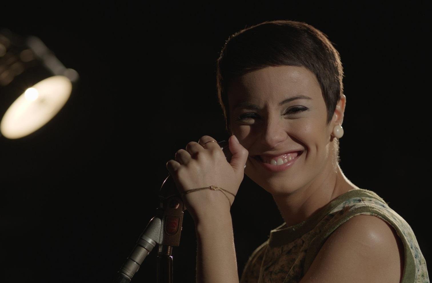 Longa traz a atriz Andr&eacute;ia Horta na pele da cantora ga&uacute;cha