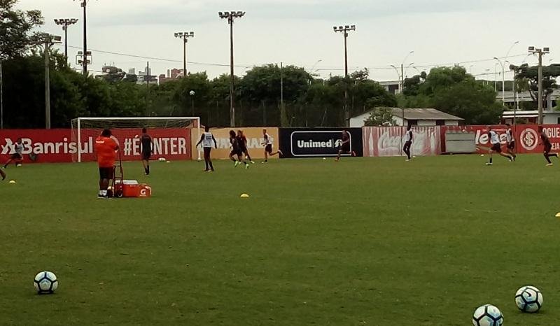 Zago esbo&ccedil;a time titular do Inter com Carlos no ataque