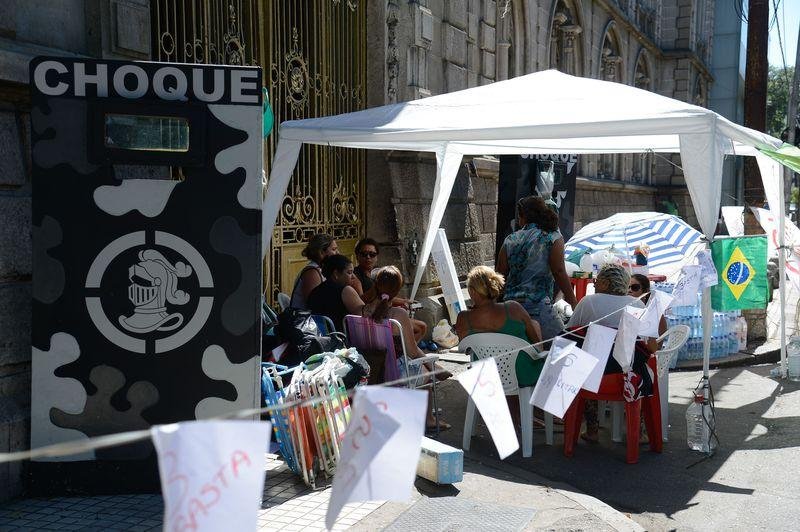 Motim de mulheres e parentes de PMs perde for&ccedil;a em batalh&otilde;es do Rio 