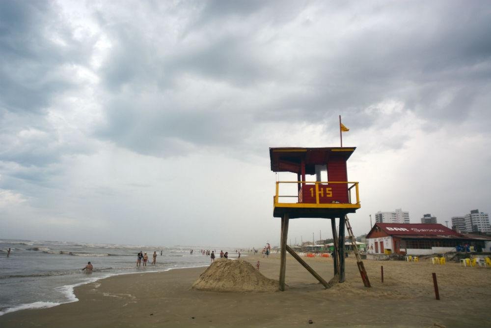 Tempo nublado e temperatura baixa afastaram a maioria dos veranistas da &aacute;gua do mar