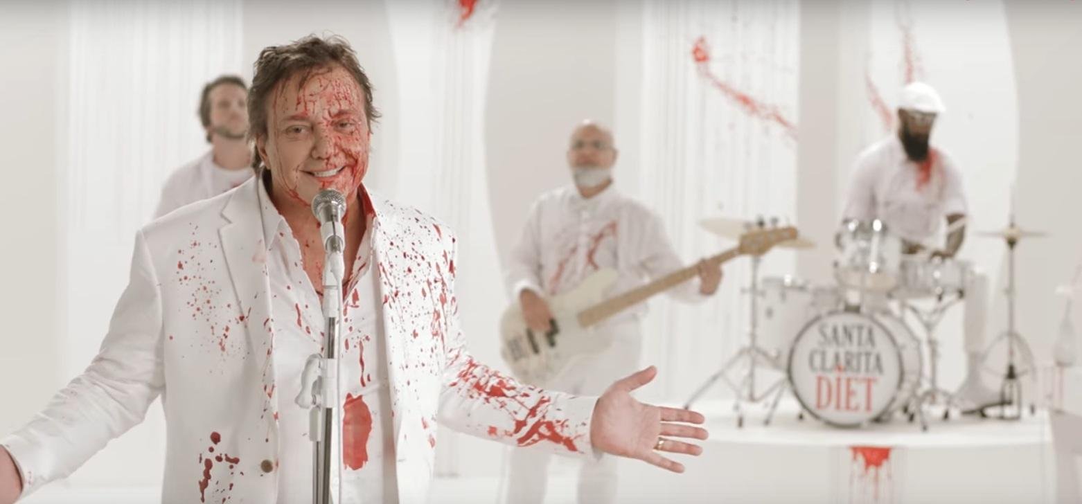 F&aacute;bio J&uacute;nior canta sobre amor sangrento da s&eacute;rie "Santa Clarita Diet"