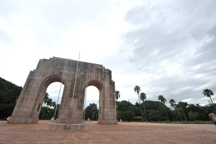 Temperatura segue alta &agrave; tarde, com m&aacute;ximas acima dos 30&deg;C em v&aacute;rios pontos