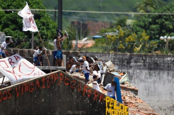 Estado enfrenta sua mais grave crise no sistema penitenci&aacute;rio, com chacinas de presos e fugas de detentos