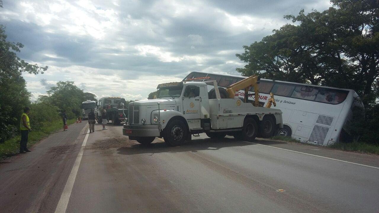 &Ocirc;nibus tombou na tarde dessa segunda-feira e ainda n&atilde;o foi retirado da rodovia