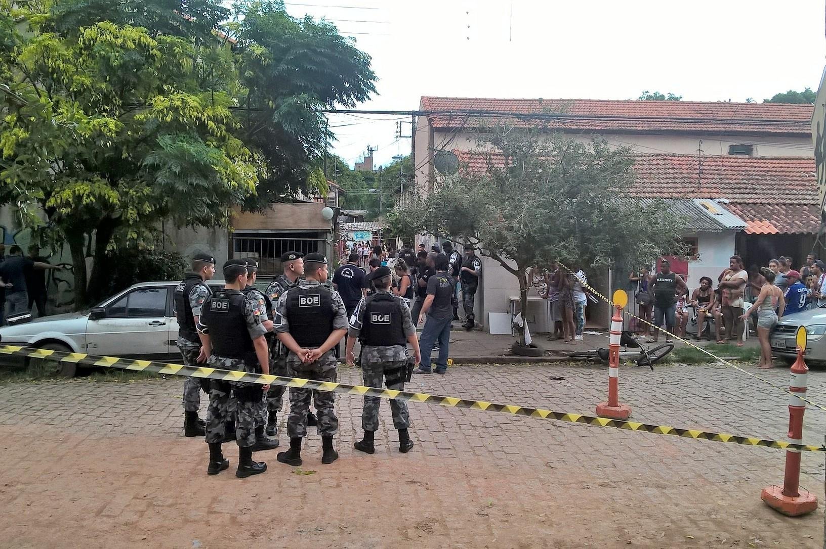 Tiroteio na Vila Planet&aacute;rio deixa pelo menos um morto e um ferido