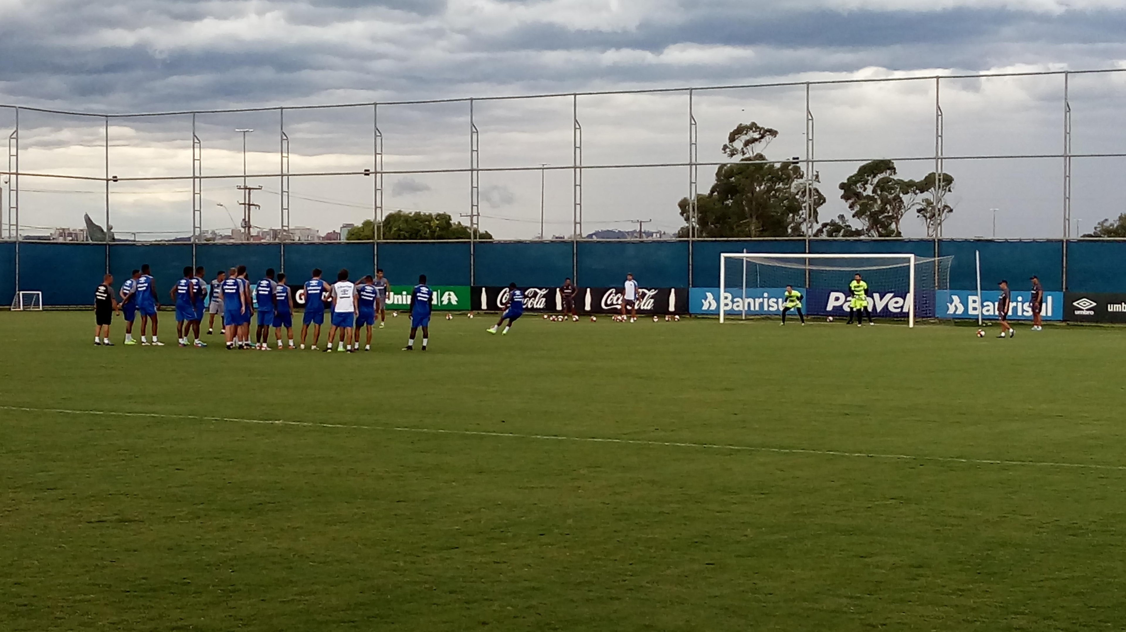 Jogadores do Gr&ecirc;mio fizeram treino de finaliza&ccedil;&otilde;es na parte final da atividade