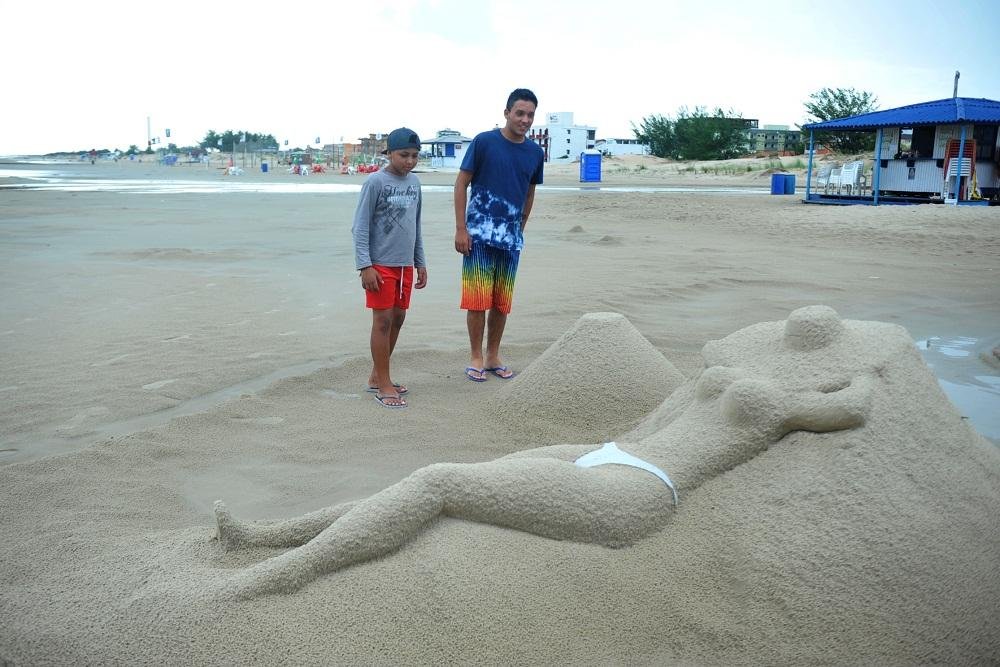 A obra desta quinta-feira foi uma mulher tomando banho de sol