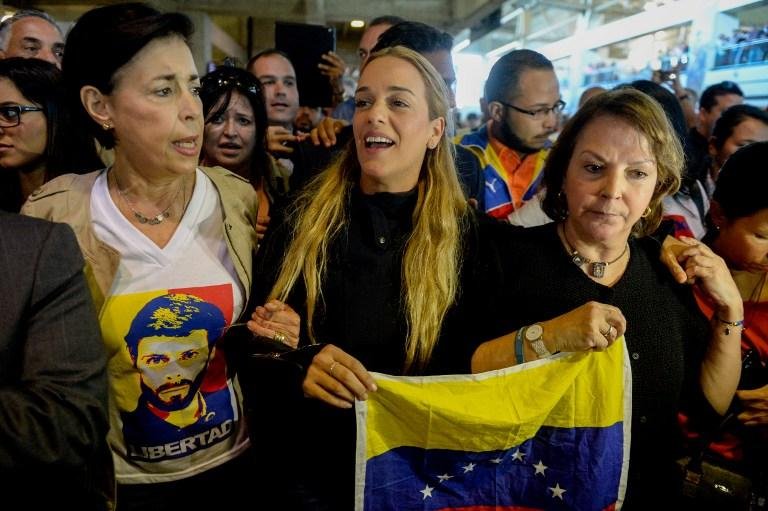 M&atilde;e (&agrave; esquerda) e esposa de L&oacute;pez (centro) fazem manifesta&ccedil;&atilde;o na Venezuela