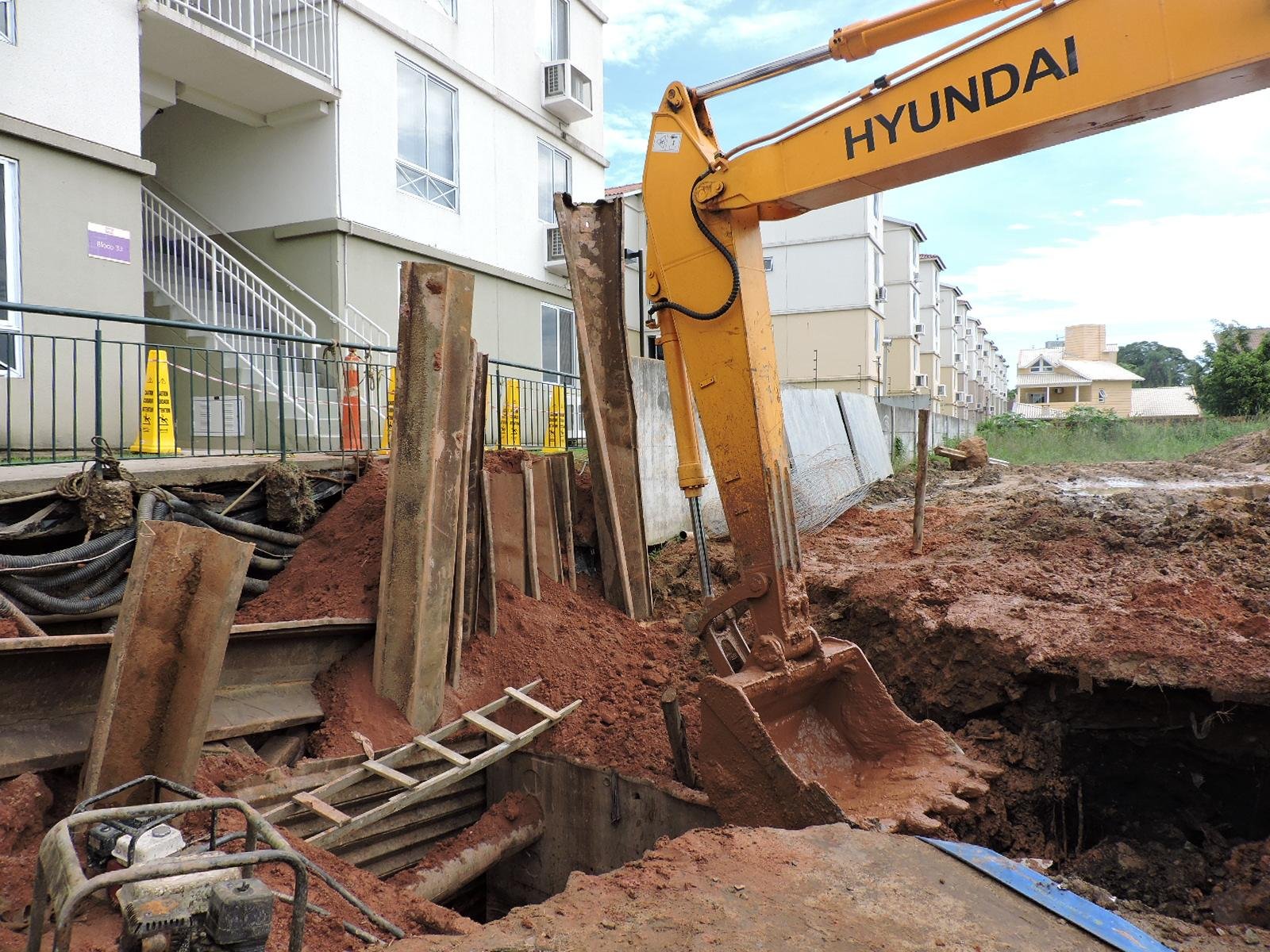 Duas torres t&ecirc;m risco de desabar devido obra no conserto em esgoto