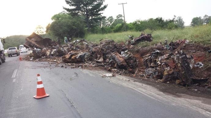 Tr&acirc;nsito foi liberado na BR 386 ap&oacute;s tombamento de carreta