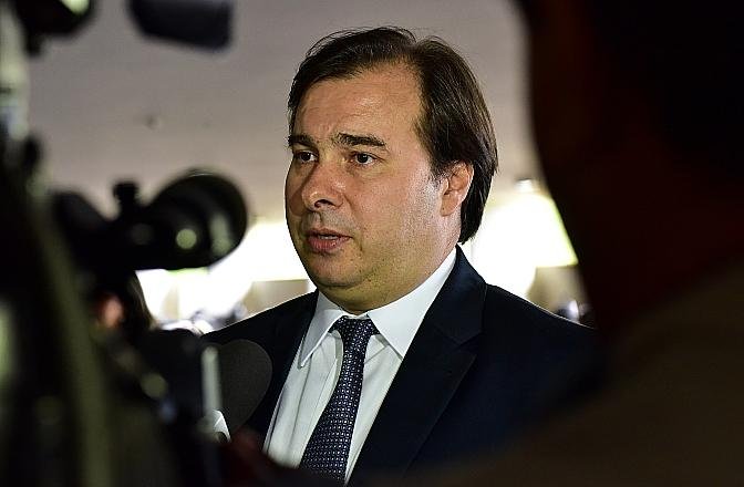 Presidente da C&acirc;mara dever&aacute; conferir as mais de 2 milh&otilde;es de assinaturas de apoio &agrave; proposta