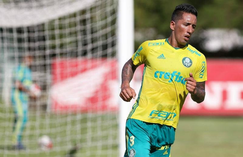 Gr&ecirc;mio tem interesse na contrata&ccedil;&atilde;o de Lucas Barrios 